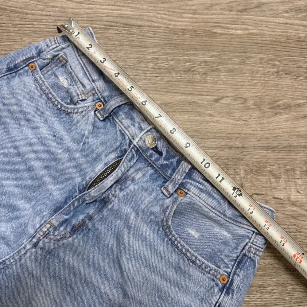 American Eagle Baggy Mom Shorts Light Wash Distressed Denim Size 6 Womens